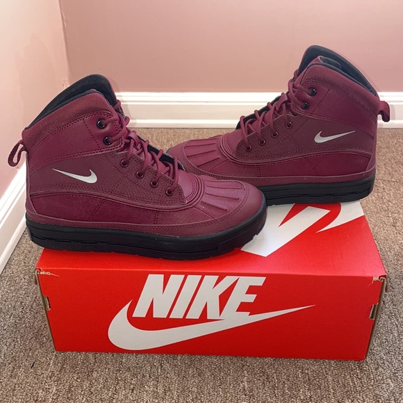 Nike woodside high boots size 4.5y NIB- perfect for the weather now ! - Picture 2 of 3